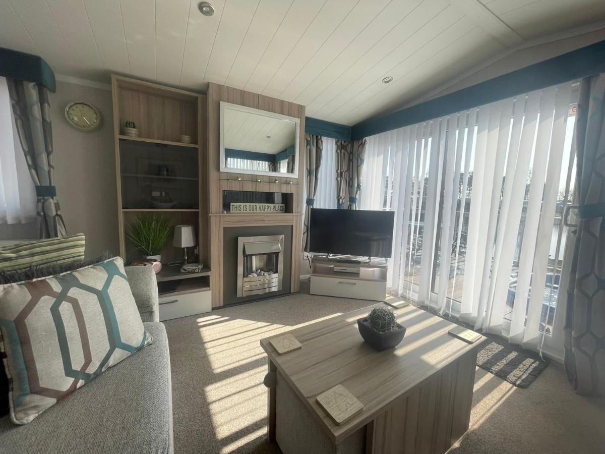 Lakeside Retreat 3 With Hot Tub, Private Fishing Peg Situated At Tattershall Lakes Country Park Exterior foto