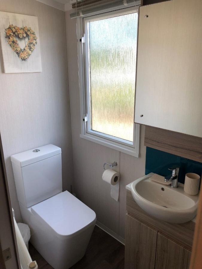 Lakeside Retreat 3 With Hot Tub, Private Fishing Peg Situated At Tattershall Lakes Country Park Exterior foto