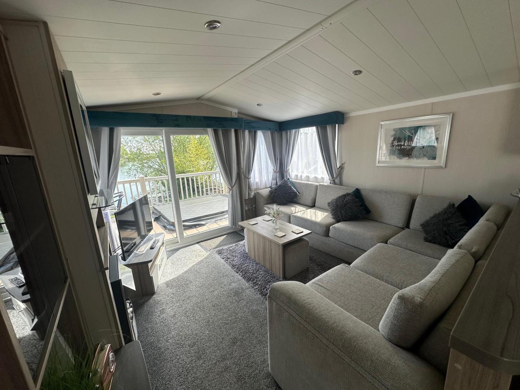 Lakeside Retreat 3 With Hot Tub, Private Fishing Peg Situated At Tattershall Lakes Country Park Exterior foto